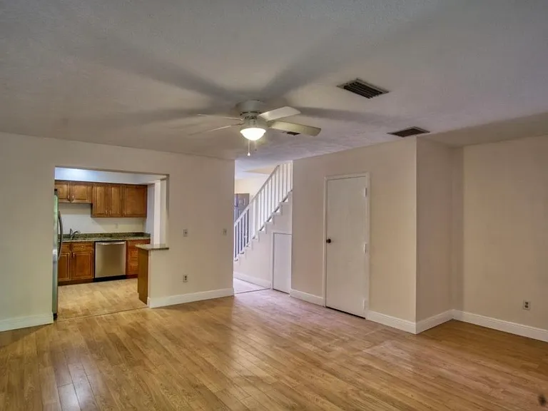 1031 Ashley Ave — Photo 3