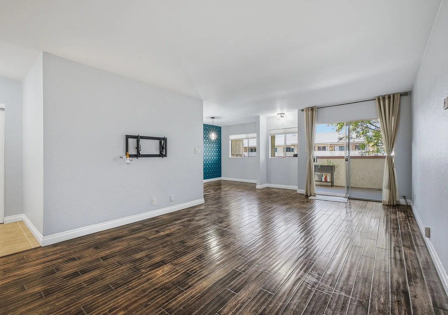 Bright & Spacious Top-Floor Condo in the Heart of Pasadena — Photo 4