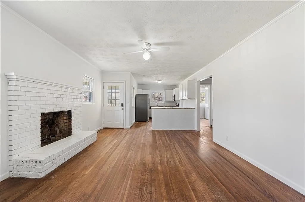 3 bed, 2.0 bath, 1296 sqft, $1,850 — Photo 2