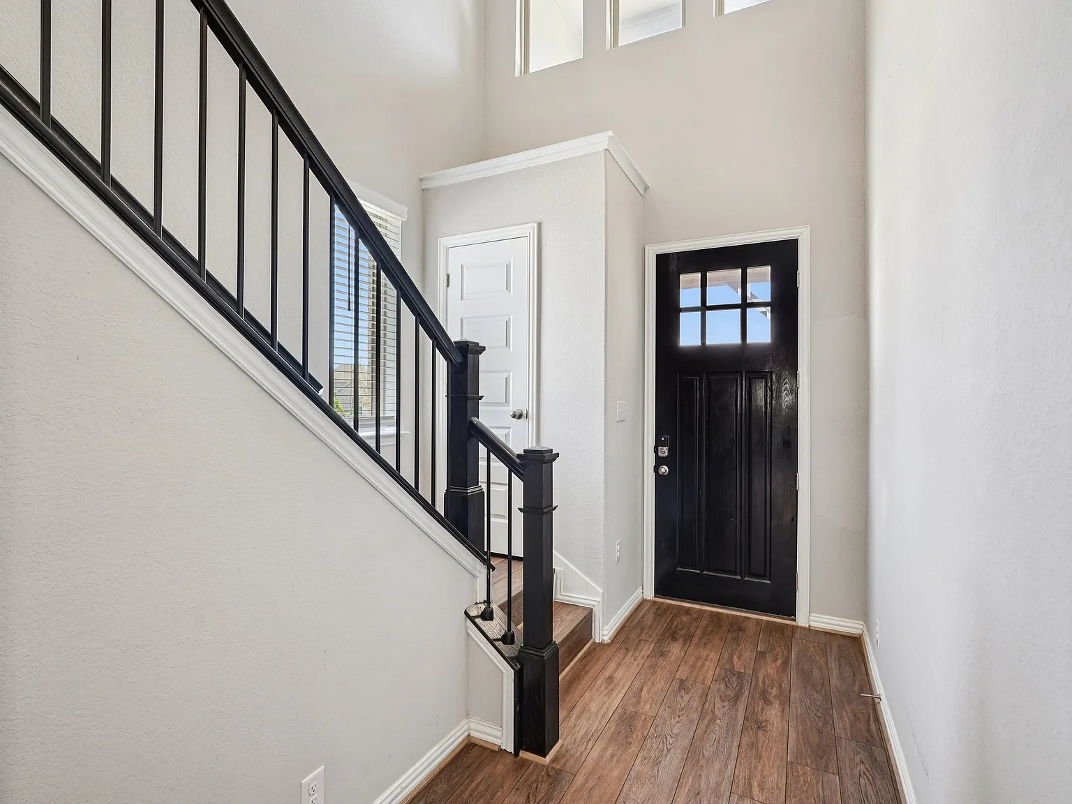 4 bed, 2.5 bath, 2126 sqft, $2,800 — Photo 2