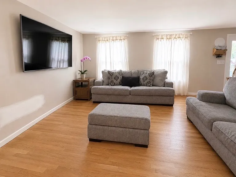 10 Inglesid Ln — Photo 2