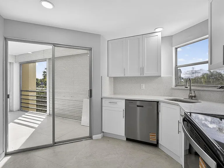 3590 Via Poinciana #202 — Photo 31