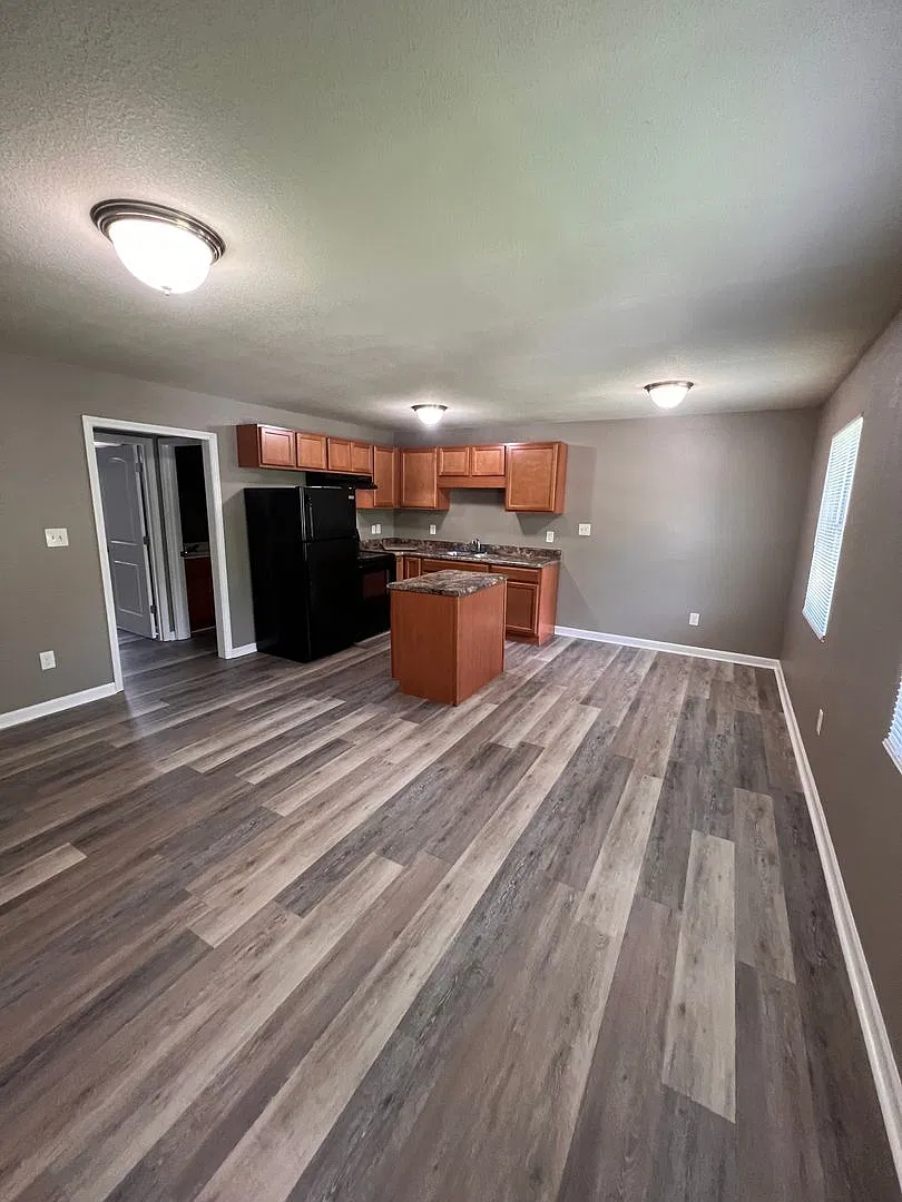 Evergreen Apartments — Photo 1