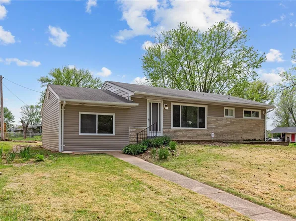 1600 Lakemoor Dr, Saint Louis, MO 63136