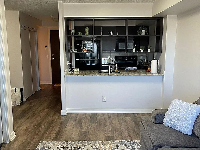 181 Village Green Sq #812 — Photo 4