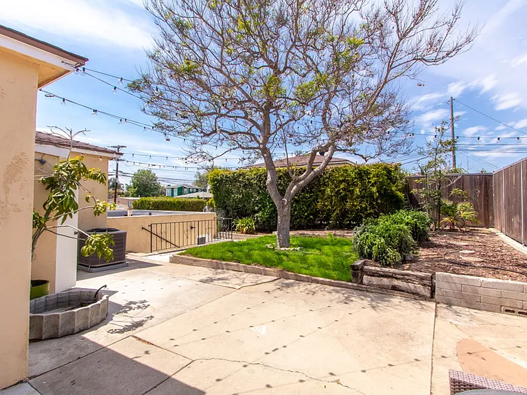 Well Maintained & Bright Detached 2 bed / 1 bath Home In Quiet Neighborhood of North Park - Peak ... — Photo 12