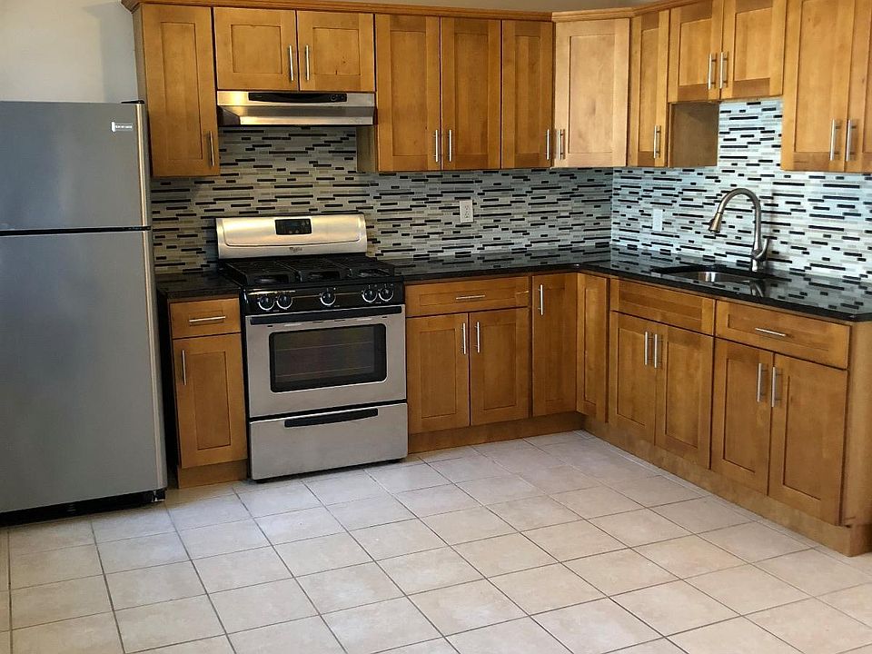 2nd image of 52 Burnett St #2