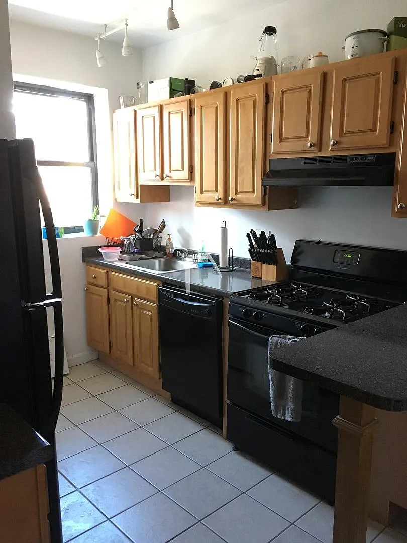 Well Lit 3 Bed — Photo 1