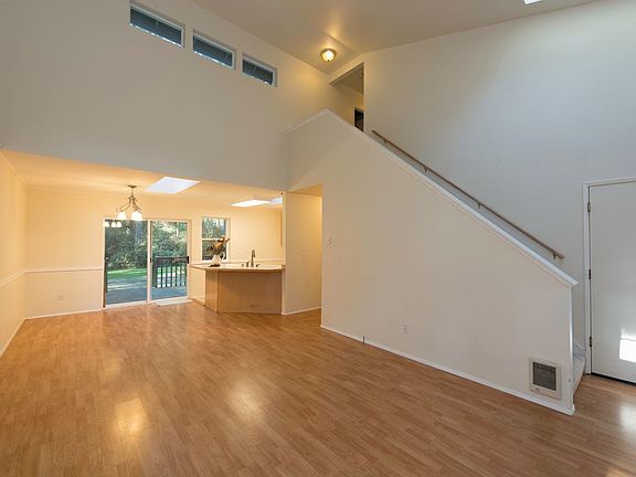 5th image of 315 Rosewood Ct