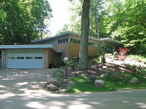 3rd image of 4050 Woodland Dr