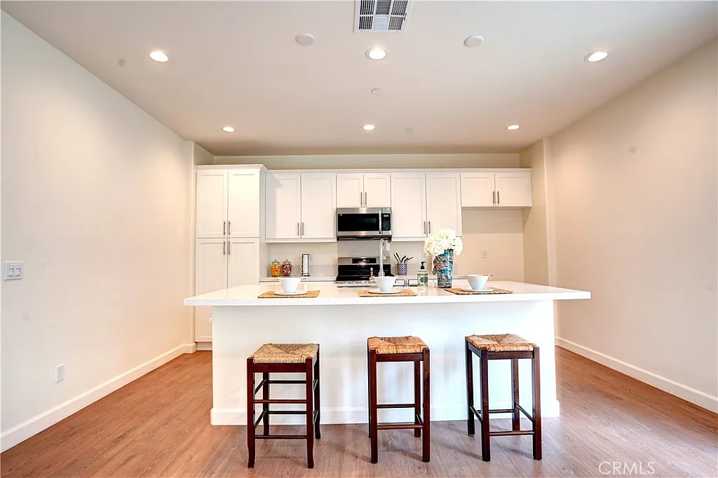 3 bed, 2.5 bath, 1807 sqft, $3,050 — Photo 3