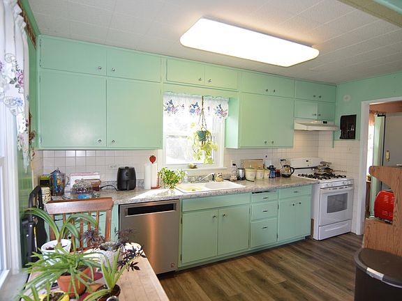 2nd image of 104 N Pleasant Rd