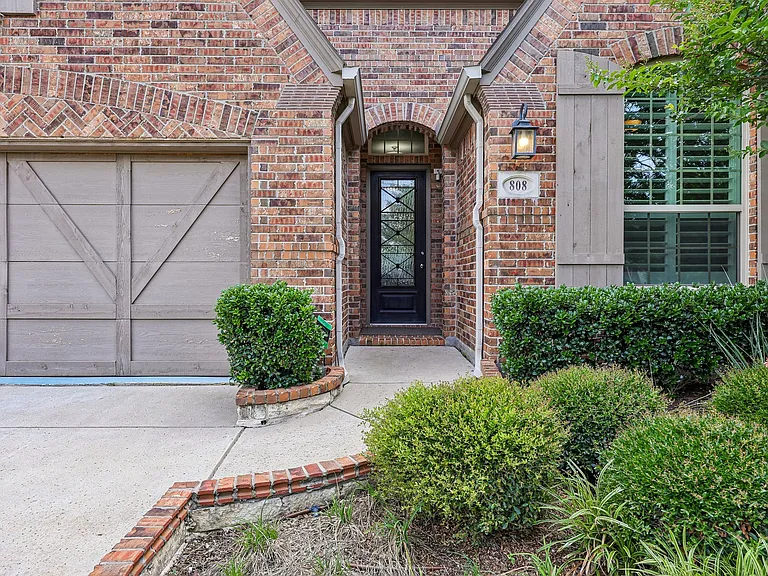 808 Parkland Dr — Photo 2