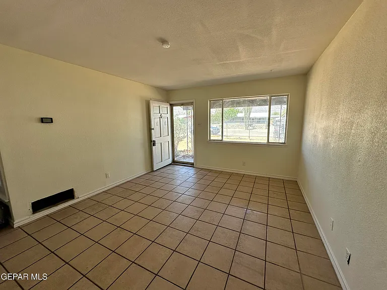 10336 Windsor Dr — Photo 2