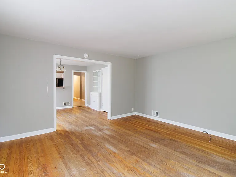 6149 Broadway St — Photo 3