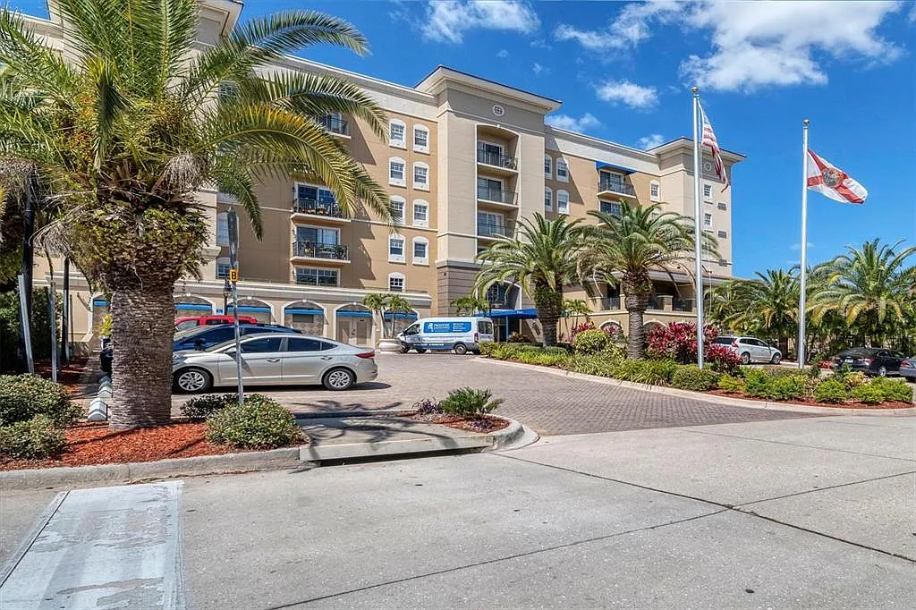 2 bed, 2.0 bath, 1084 sqft, $6,000 — Photo 2