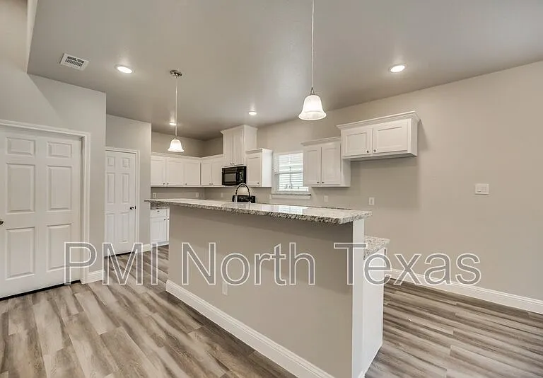 1518 Walworth St — Photo 8