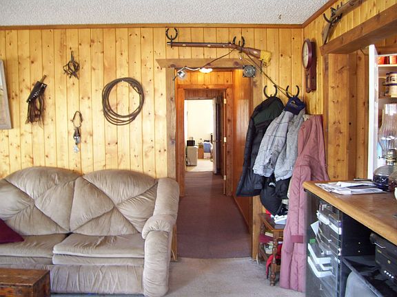 Frontroom looking down the hall