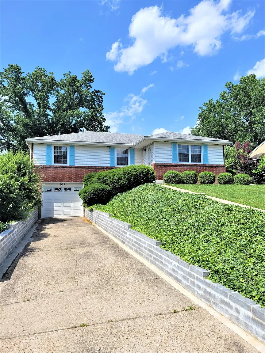 923 Amaryllis Dr photo 1
