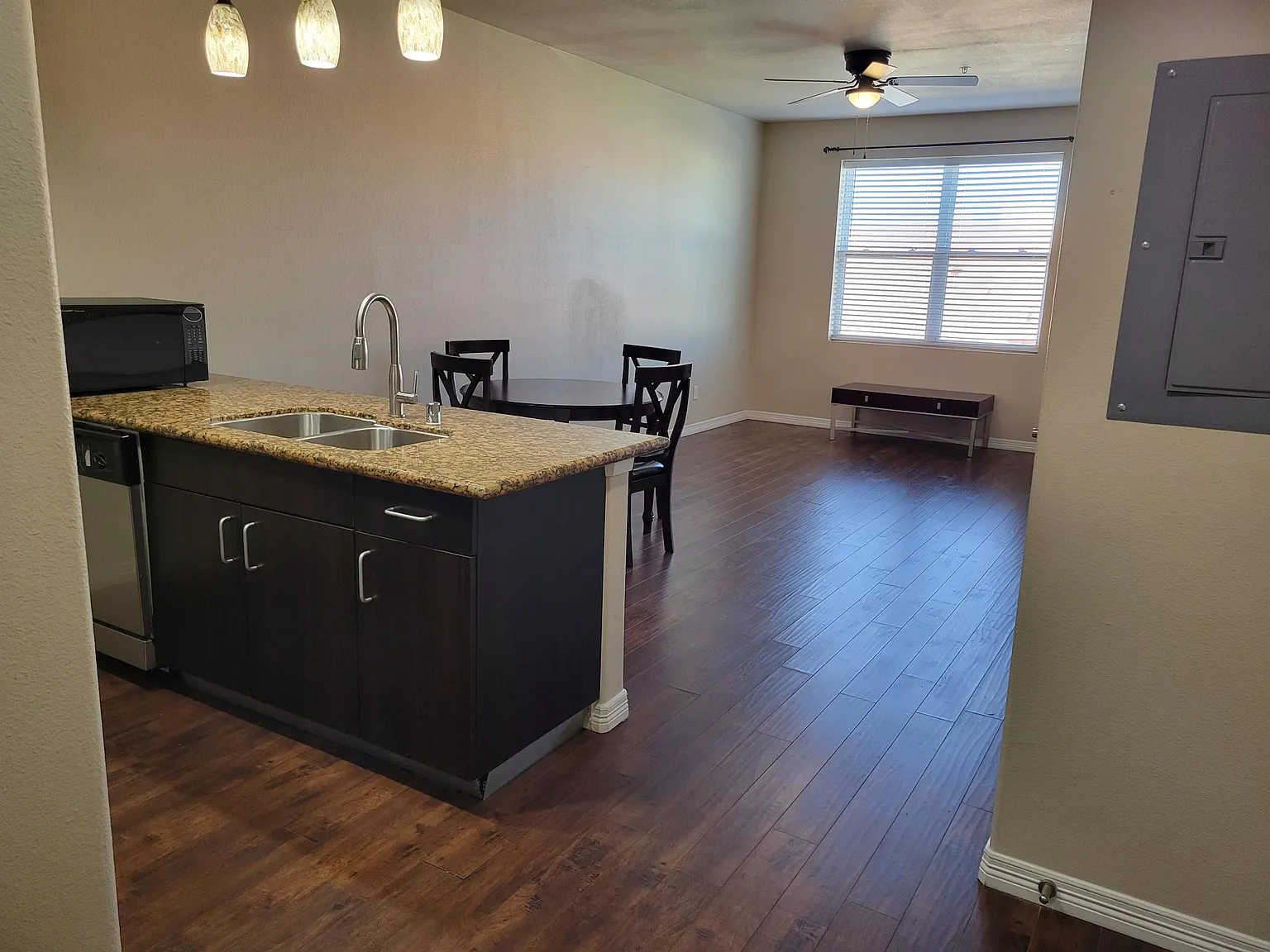 1 bed, 700 sqft, $1,300 — Photo 3