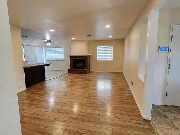 1385 Wimbledon Ct — Photo 7