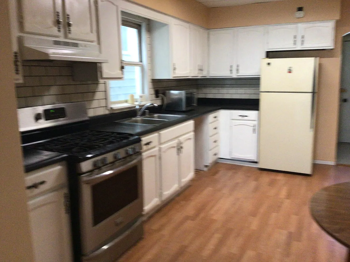 Kitchen - This is an old photo - the fridge has been replaced. - 1252 Kenneth Ave