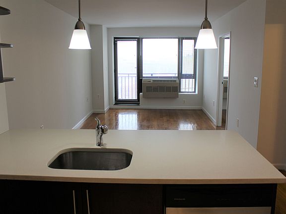 5th image of 2638 21st St APT 10B