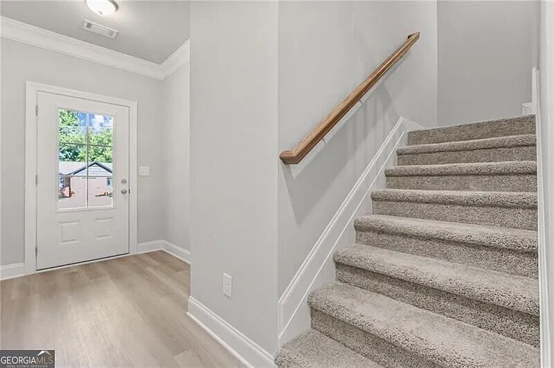 3 bed, 2.5 bath, 2000 sqft, $1,999 — Photo 2