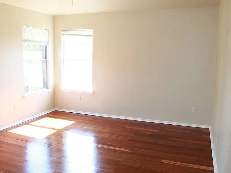 1009 Clayton Dr — Photo 12