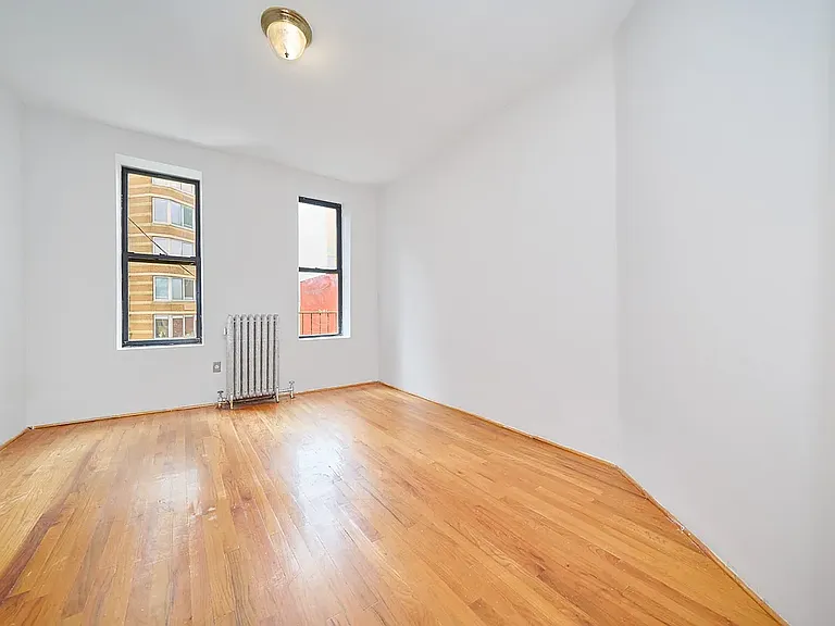 501 1/2 W 43rd St #5E — Photo 6
