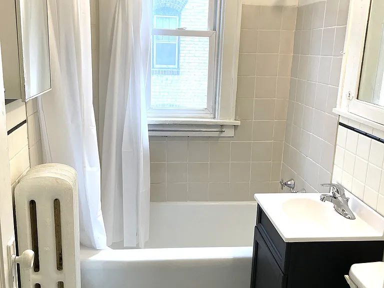1576 Portland Apartments — Photo 15