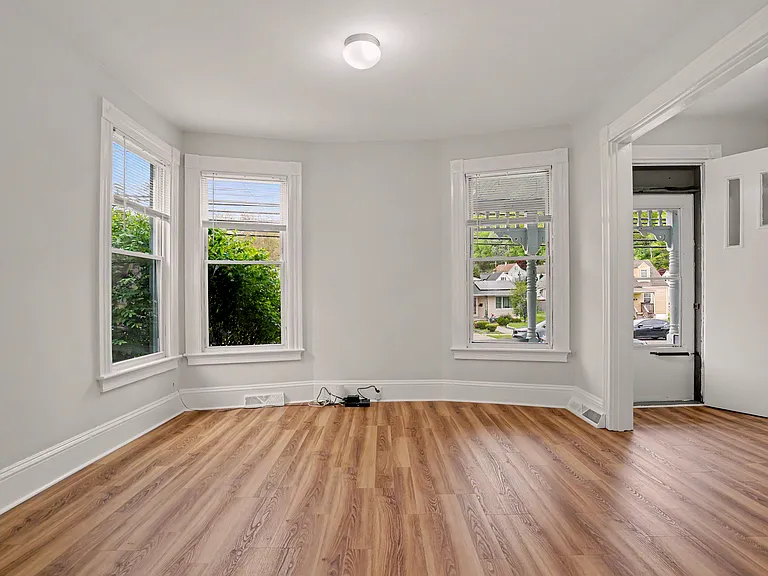 156 Hawthorne Ave — Photo 5