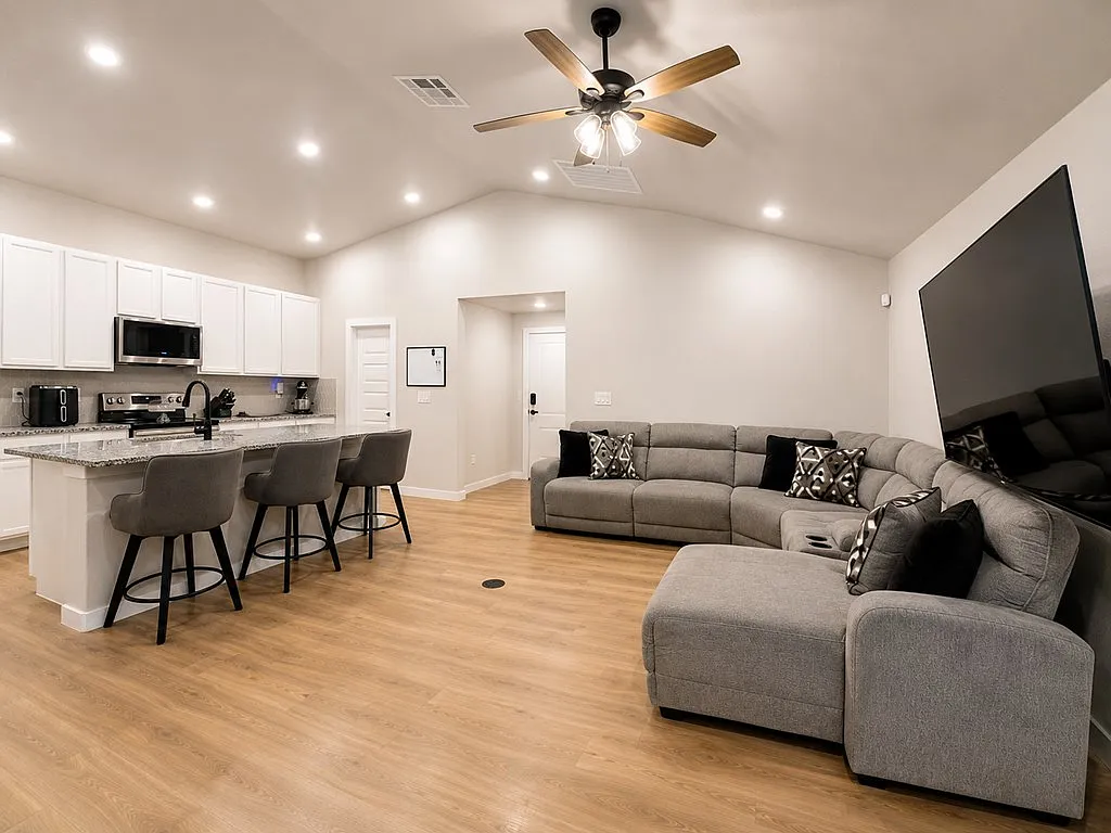 4 bed, 2.0 bath, 1634 sqft, $3,800 — Photo 4