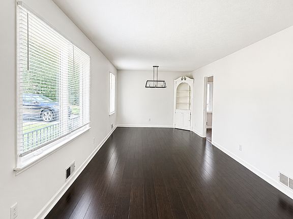 4th image of 4705 Surrey Rd
