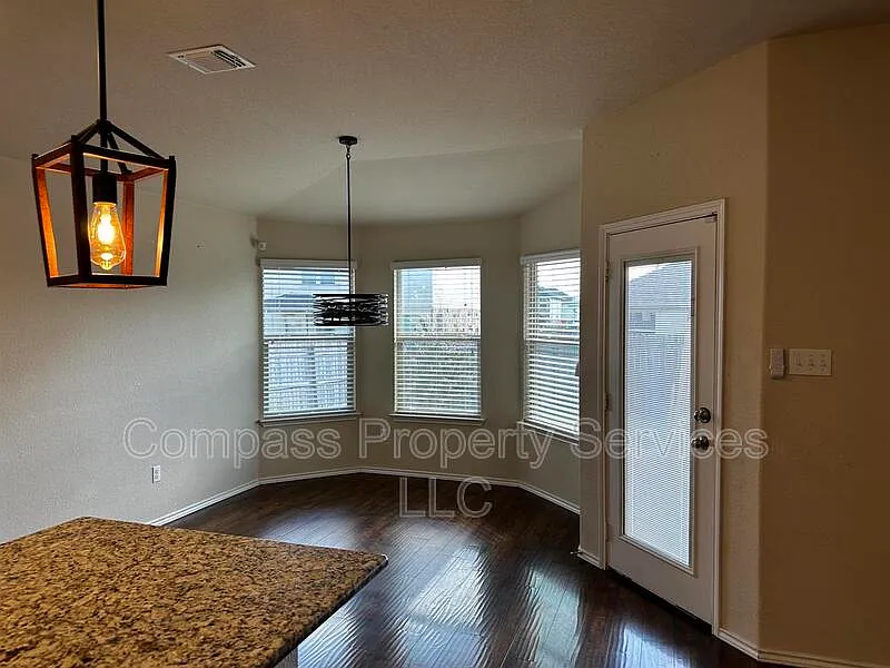 3 bed, 2.0 bath, 1688 sqft, $2,300 — Photo 4