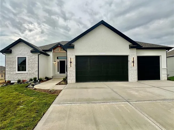 1909 Longview Dr, Liberty, MO 64068