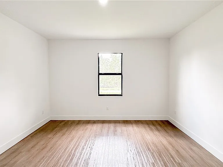 1148 Craft St E — Photo 14