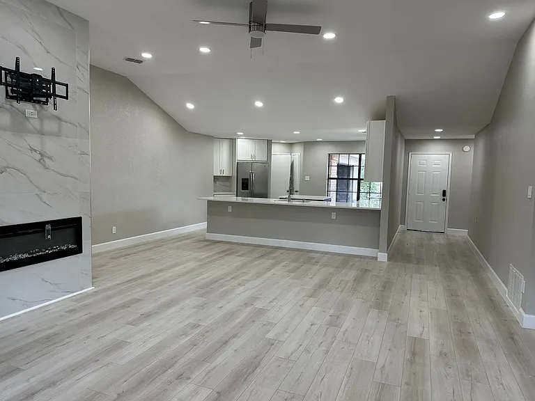 2415 Amber Hill Ln — Photo 2