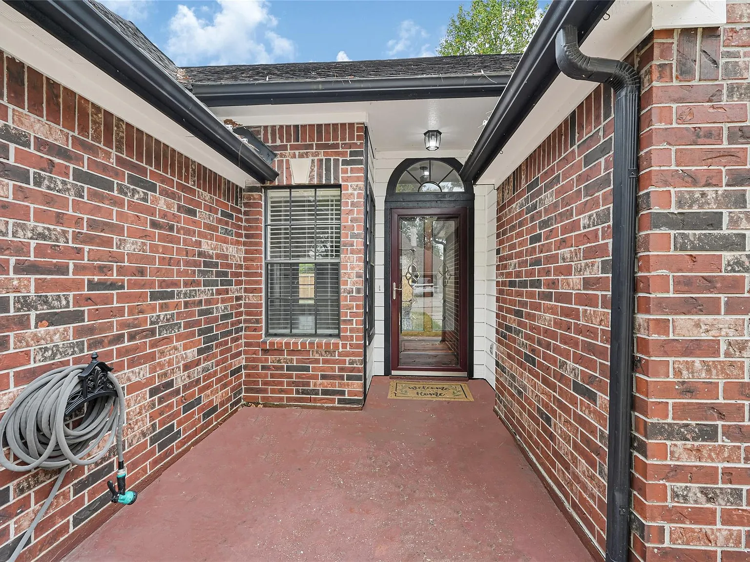 3 bed, 2.0 bath, 1837 sqft, $2,000 — Photo 3