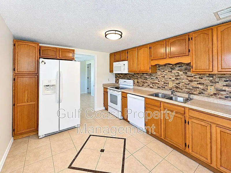 3 bed, 2.0 bath, $1,900 — Photo 2