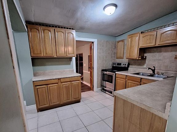 5th image of 1030 SE Brock Gln