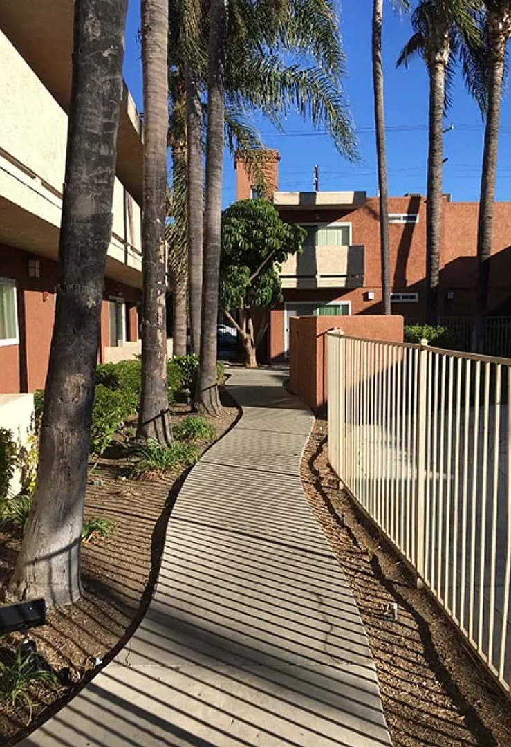 Coral Wood Court — Photo 3