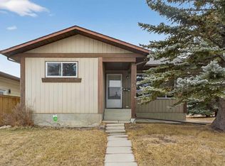 27 SE Bedford Rd NE, Calgary, AB T3K 2K7