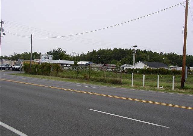 2nd image of 400 Main St