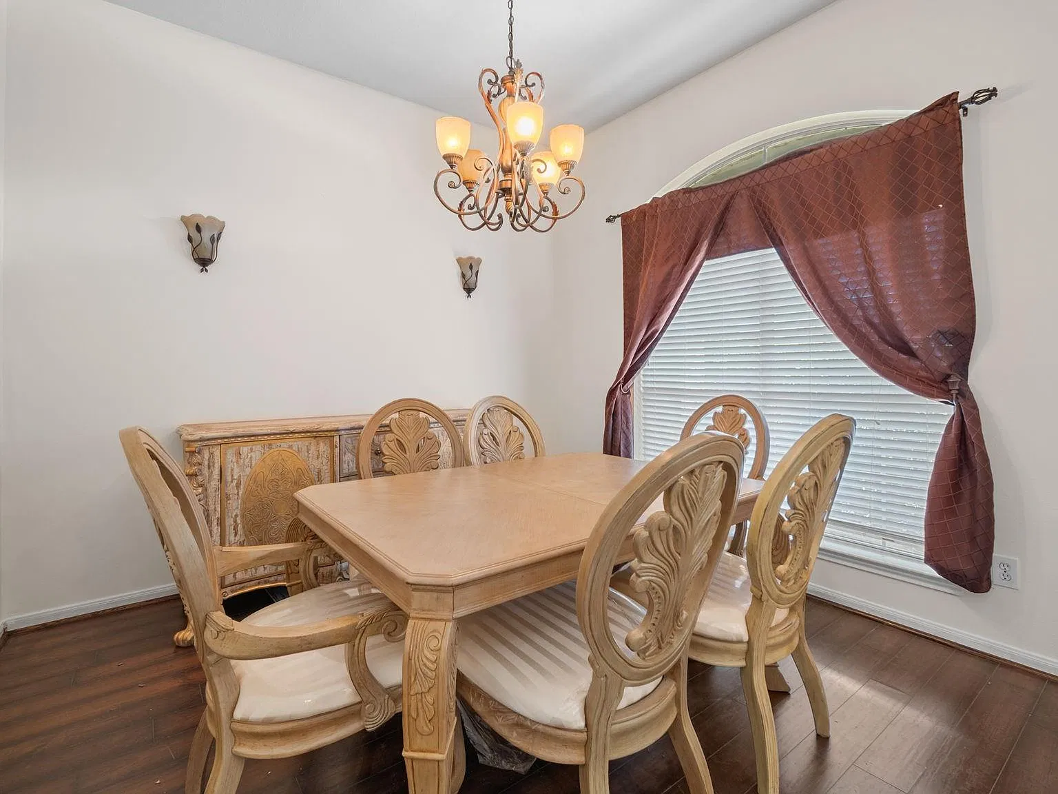 4 bed, 2.5 bath, 2362 sqft, $2,295 — Photo 4