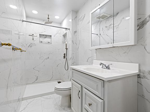 4th image of 490 19th St #1