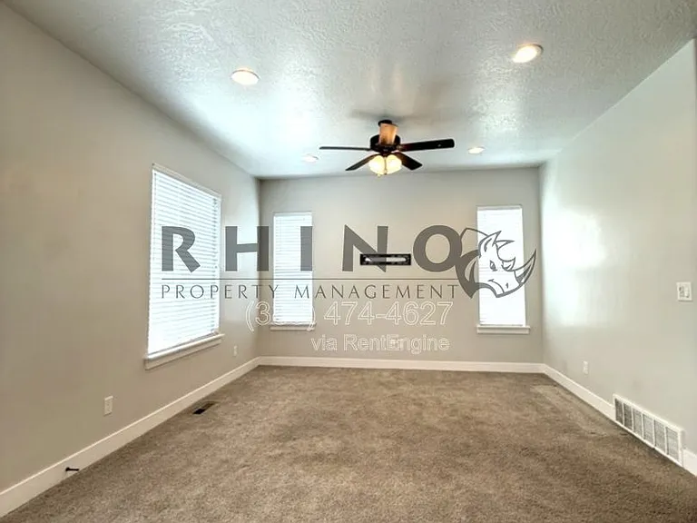 213 W Whitewater Dr — Photo 3