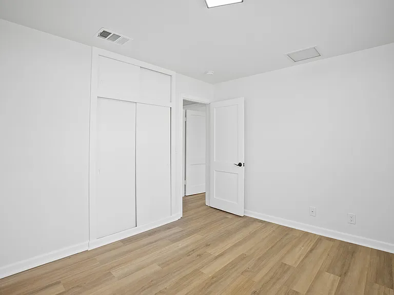 401 42nd St — Photo 18