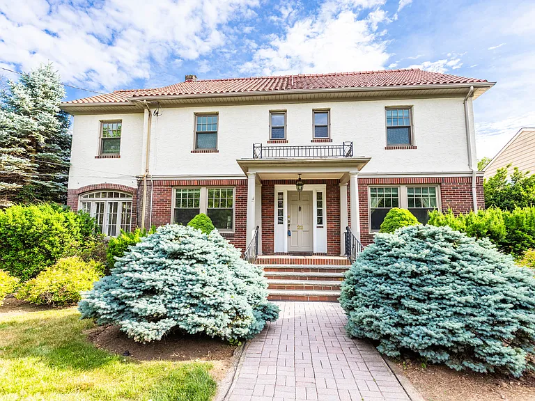 22 Serafin Pl — Photo 1