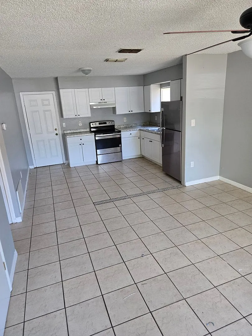 2 Bed / 1 Bath Duplex (Move In Special 1/2 Off 1st Month's Rent) — Photo 2